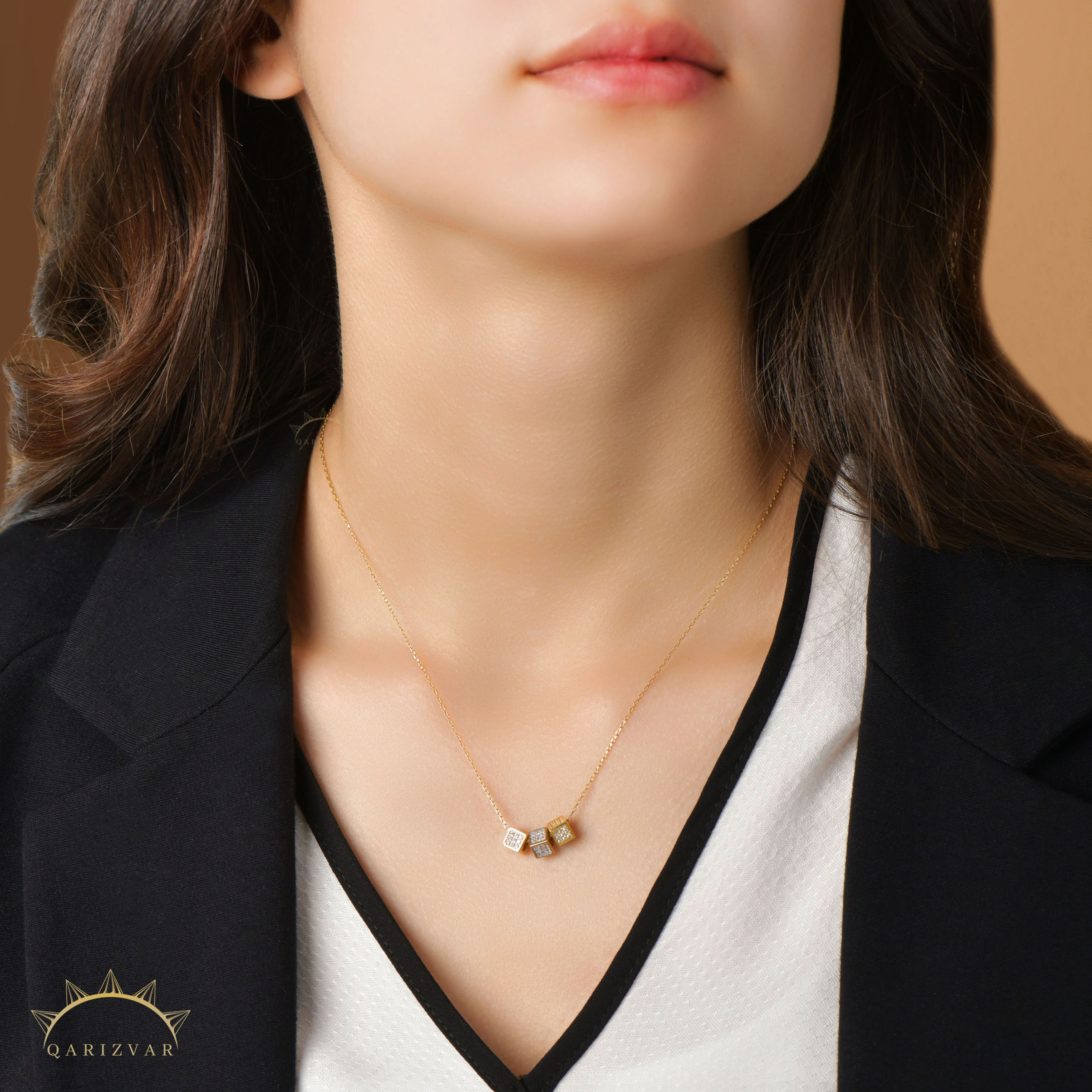 collier-en-or-18k-avec-pendentifs-cubiques-sertis-qarizvar Collier en or 18K avec pendentifs cubiques sertis – Image 1