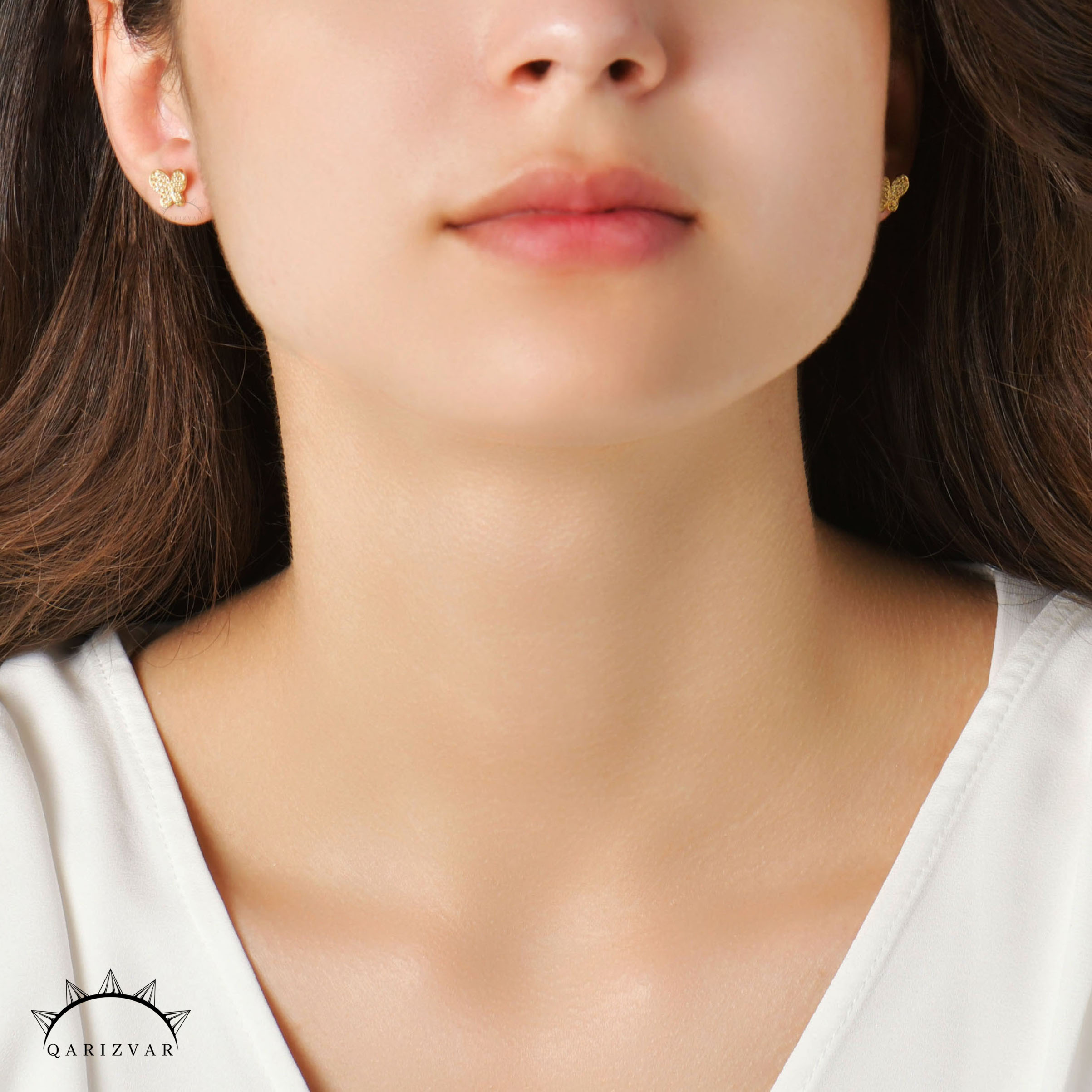 puces-doreilles-papillon-en-or-18k_qarizvar Puces d’oreilles papillon en or 18K pavées de zircon – Élégance délicate – Image 1